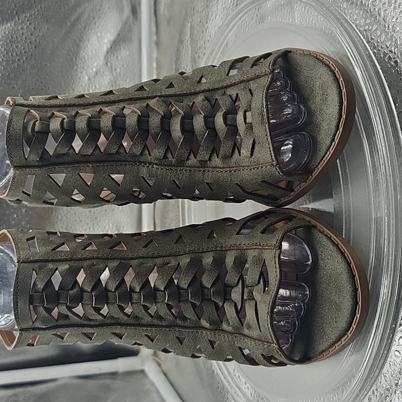 Qupid Shoes - K Qupid Womens Olive Green Cut Out Heels sz 7.5